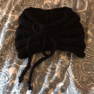 Knitted hat with bow accent